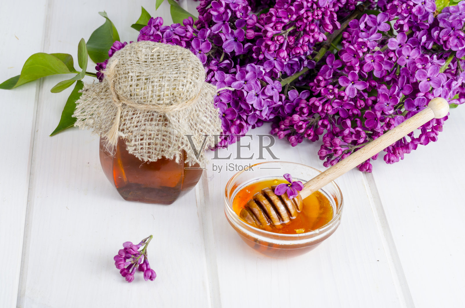 夏日芬芳的丁香花蜂蜜。工作室的照片照片摄影图片