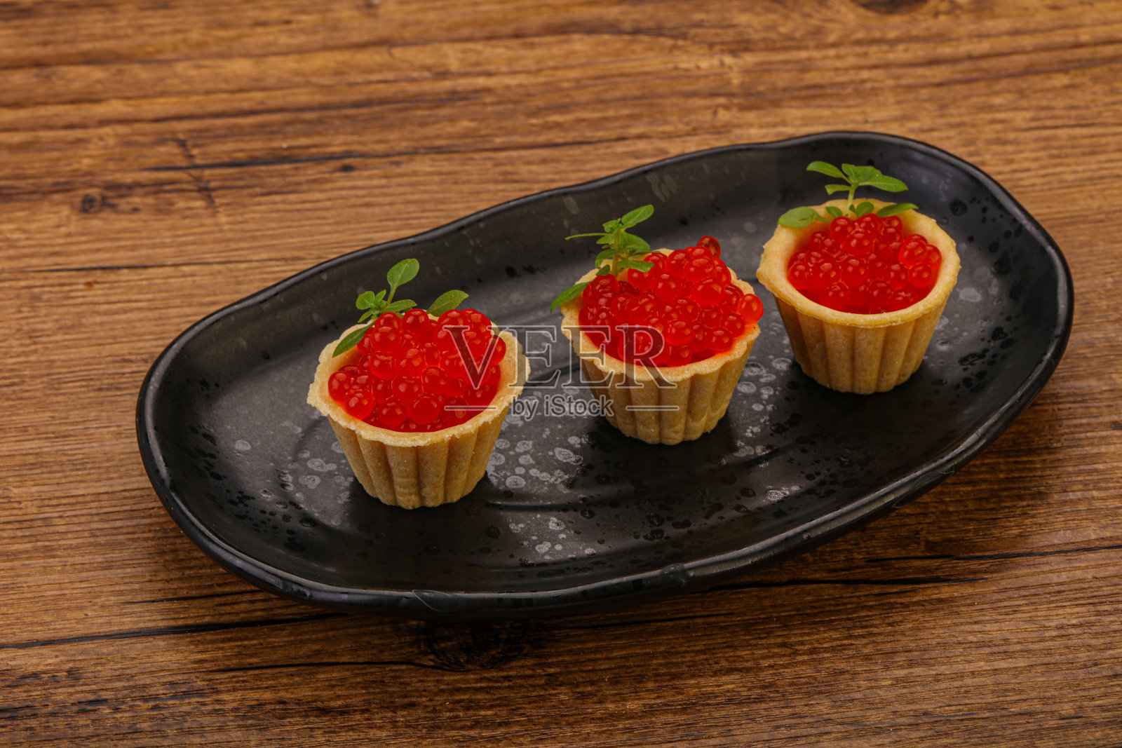 开胃菜-配红鱼子酱的馅饼照片摄影图片