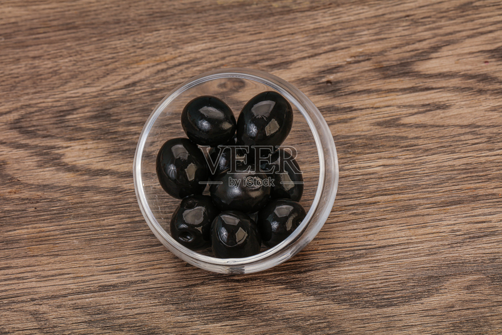 碗里有黑橄榄照片摄影图片