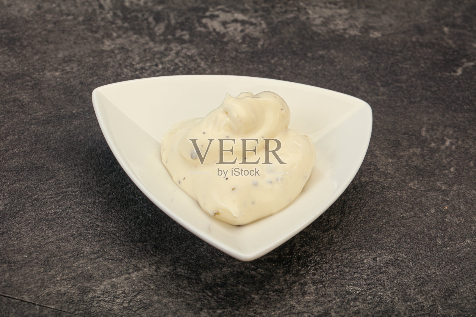 凯撒奶油酱配帕尔马干酪和香草照片摄影图片