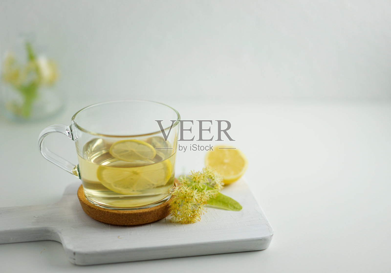 一杯草药茶，加柠檬片照片摄影图片