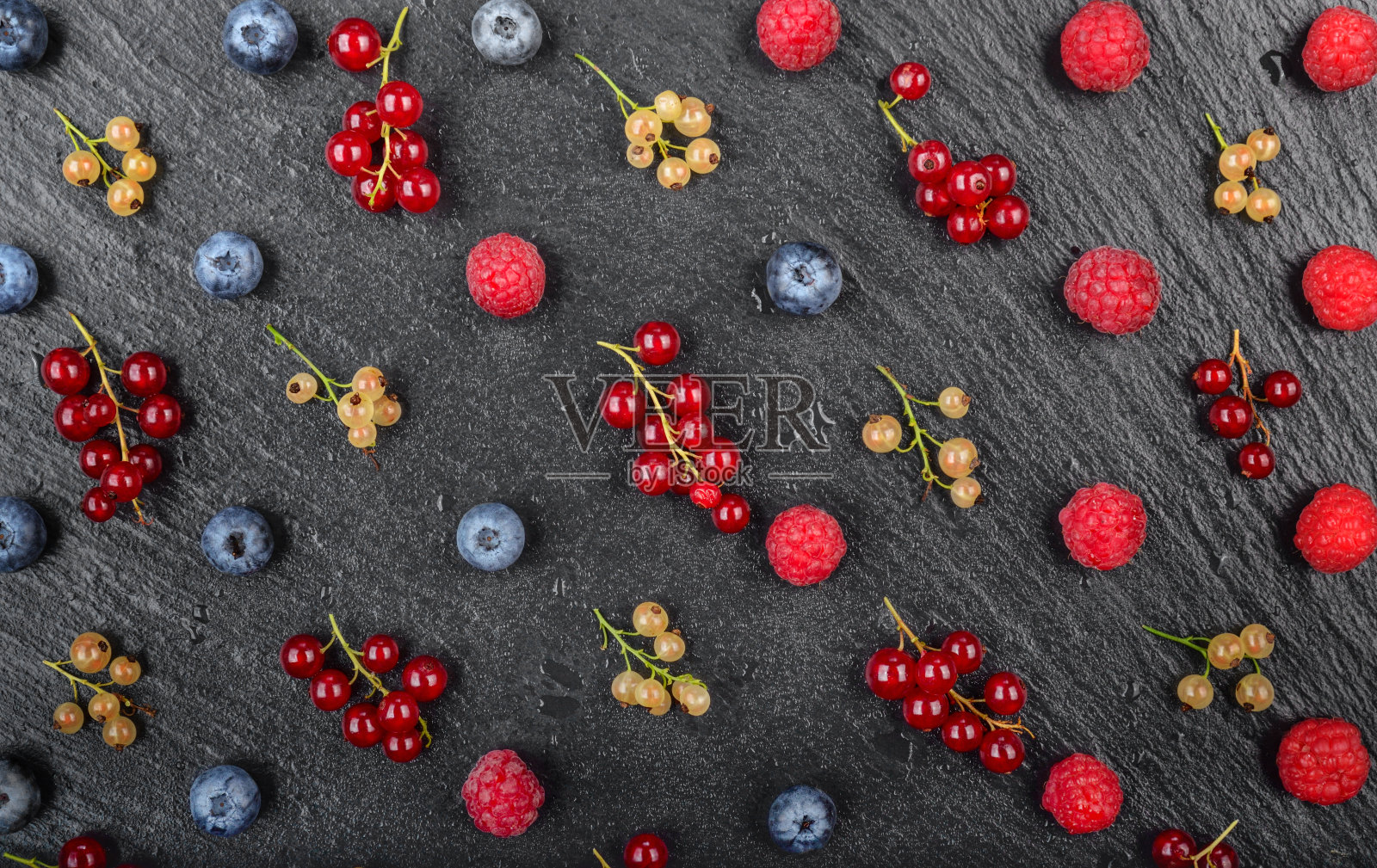平躺的观点在成熟的越桔，覆盆子，白色和红醋栗板石托盘特写照片摄影图片