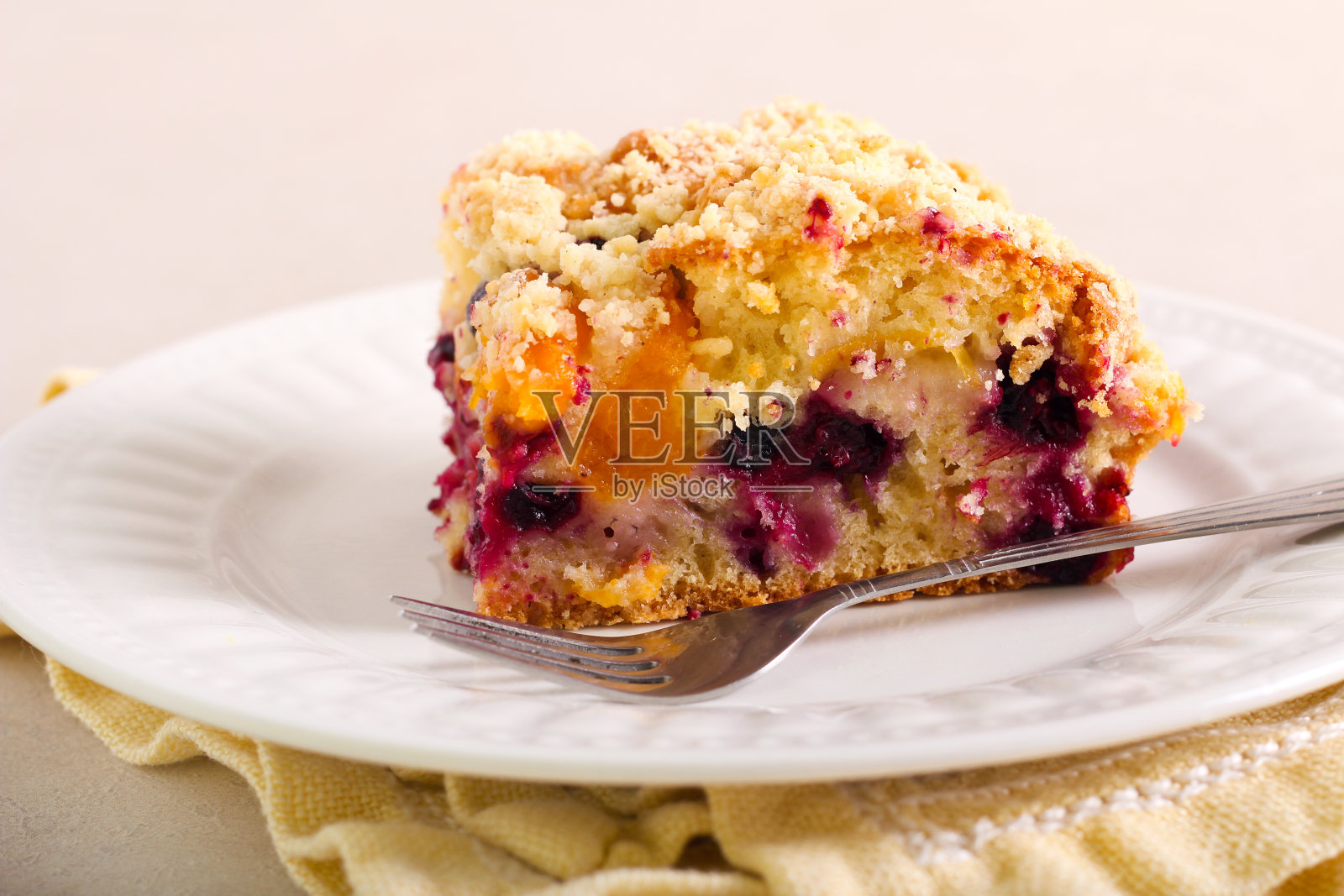 水果和浆果蛋糕，上面有酥皮照片摄影图片