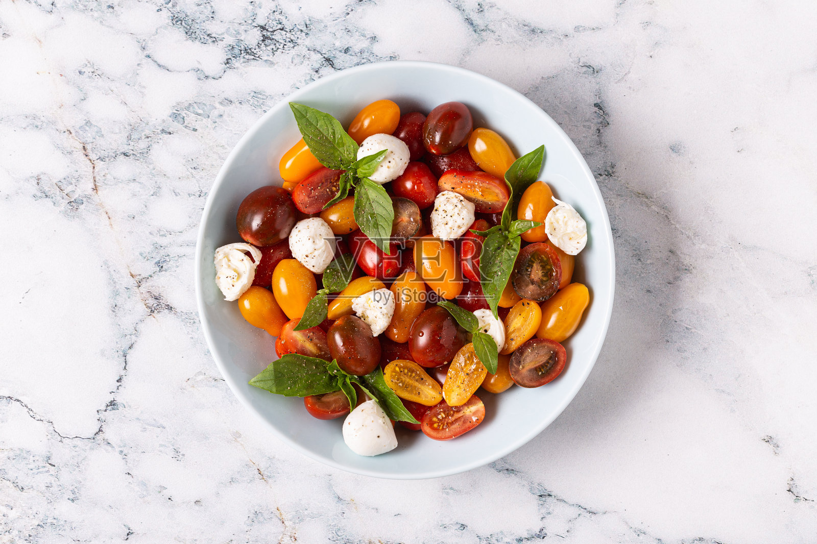 意大利卡普勒沙拉配西红柿，马苏里拉奶酪，罗勒，橄榄油照片摄影图片