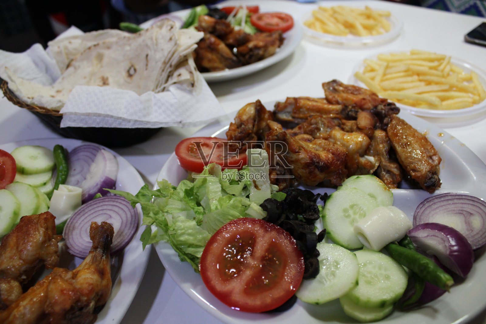 烤鸡配青菜沙拉随时可以吃照片摄影图片