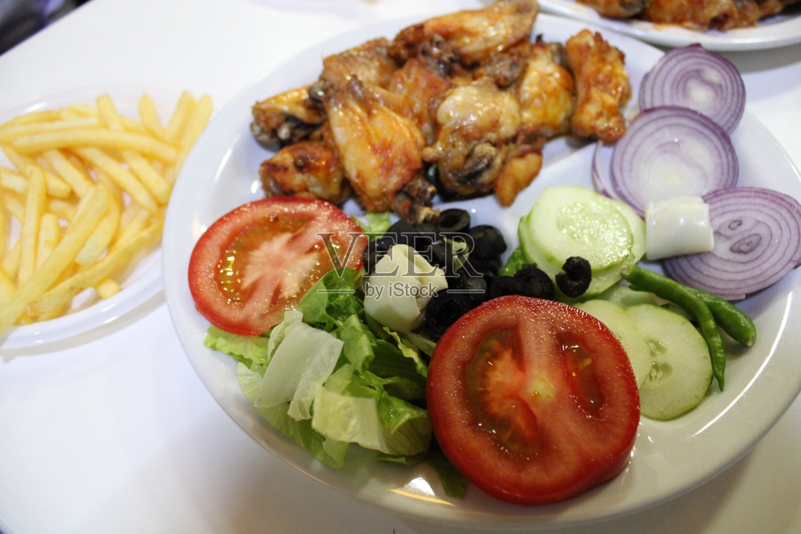 烤鸡配青菜沙拉随时可以吃照片摄影图片