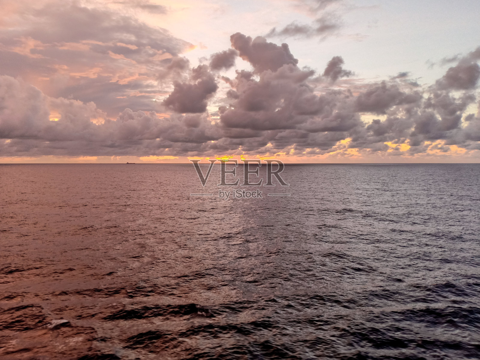 日出多云的天空和美丽的海洋照片摄影图片