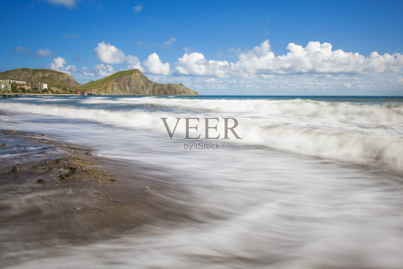 有山的沙滩和多云的天空照片摄影图片