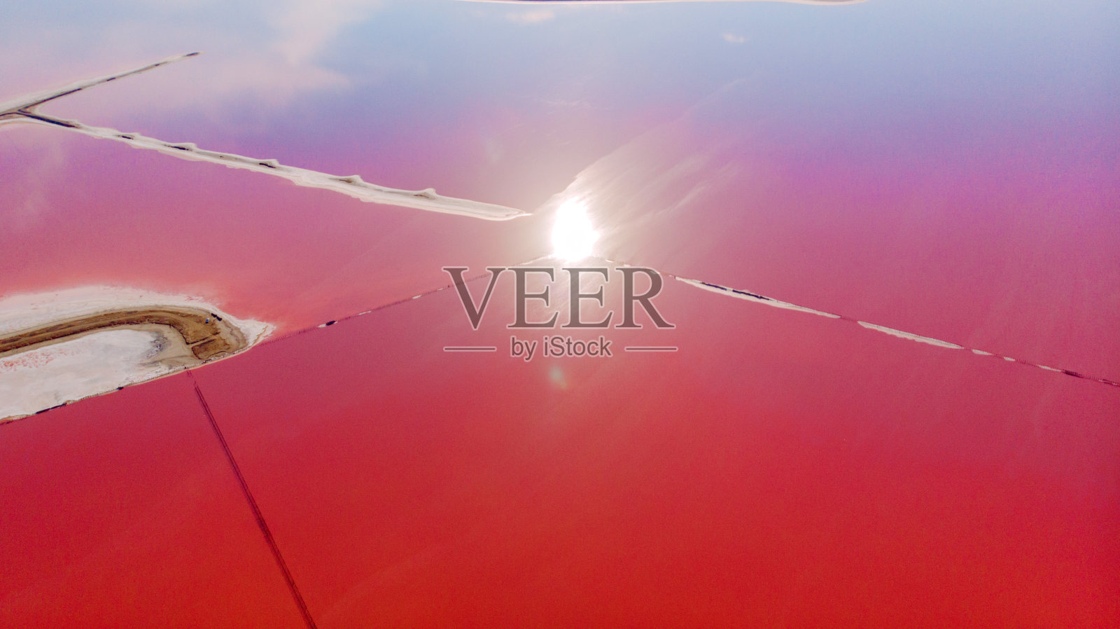 从无人机俯瞰粉色盐湖和沙口。照片摄影图片