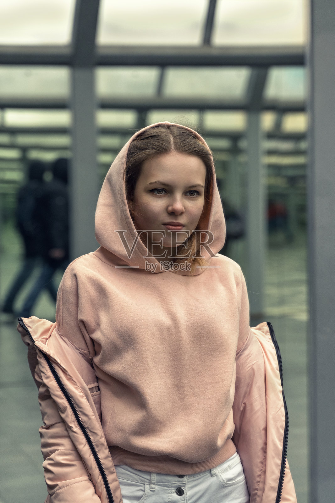 在镜子前摆姿势的少女，多重反射，大城市中的孤独主题照片摄影图片