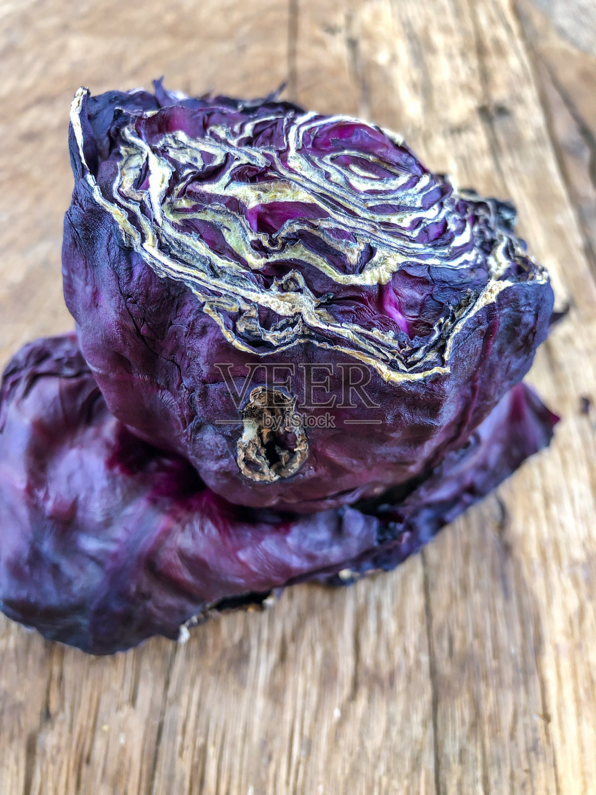 一个干枯腐烂的红卷心菜的特写照片摄影图片