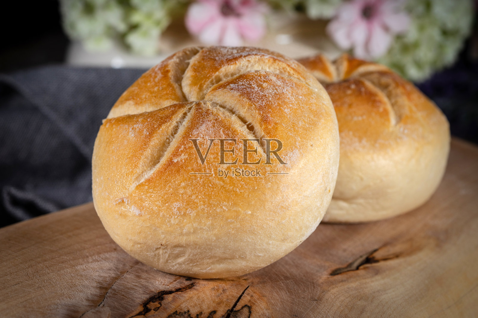 切菜板上的凯撒面包。照片摄影图片