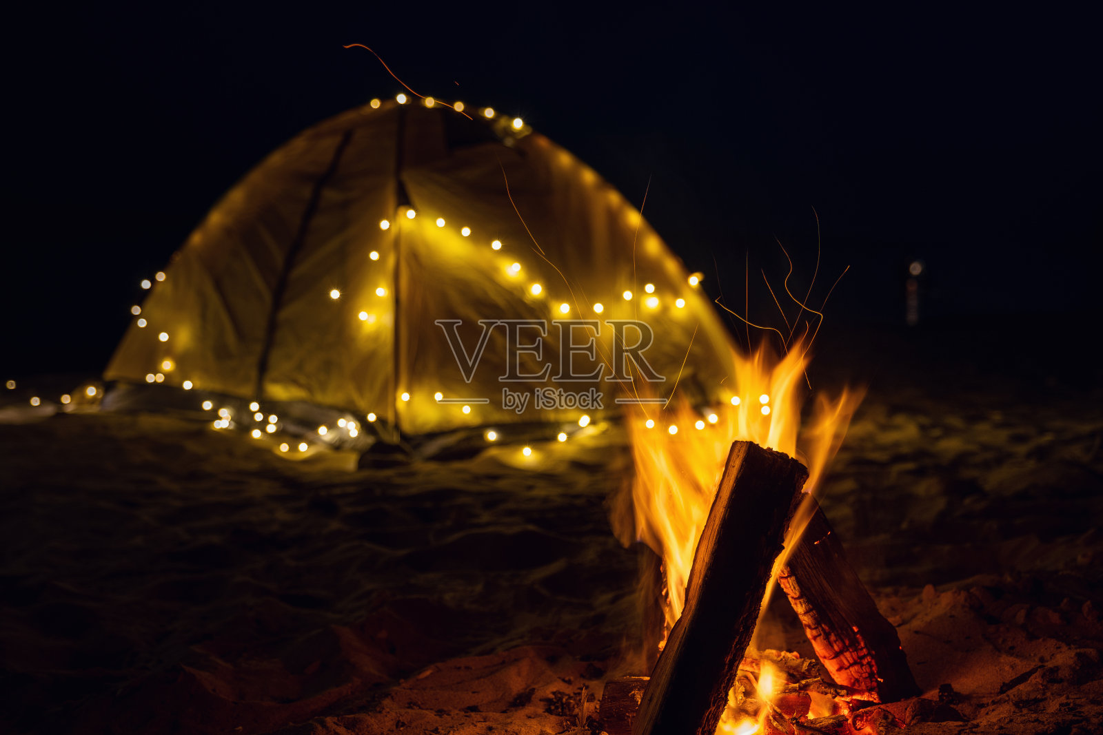 晚上海滩上的火灾。夏天的心情照片摄影图片