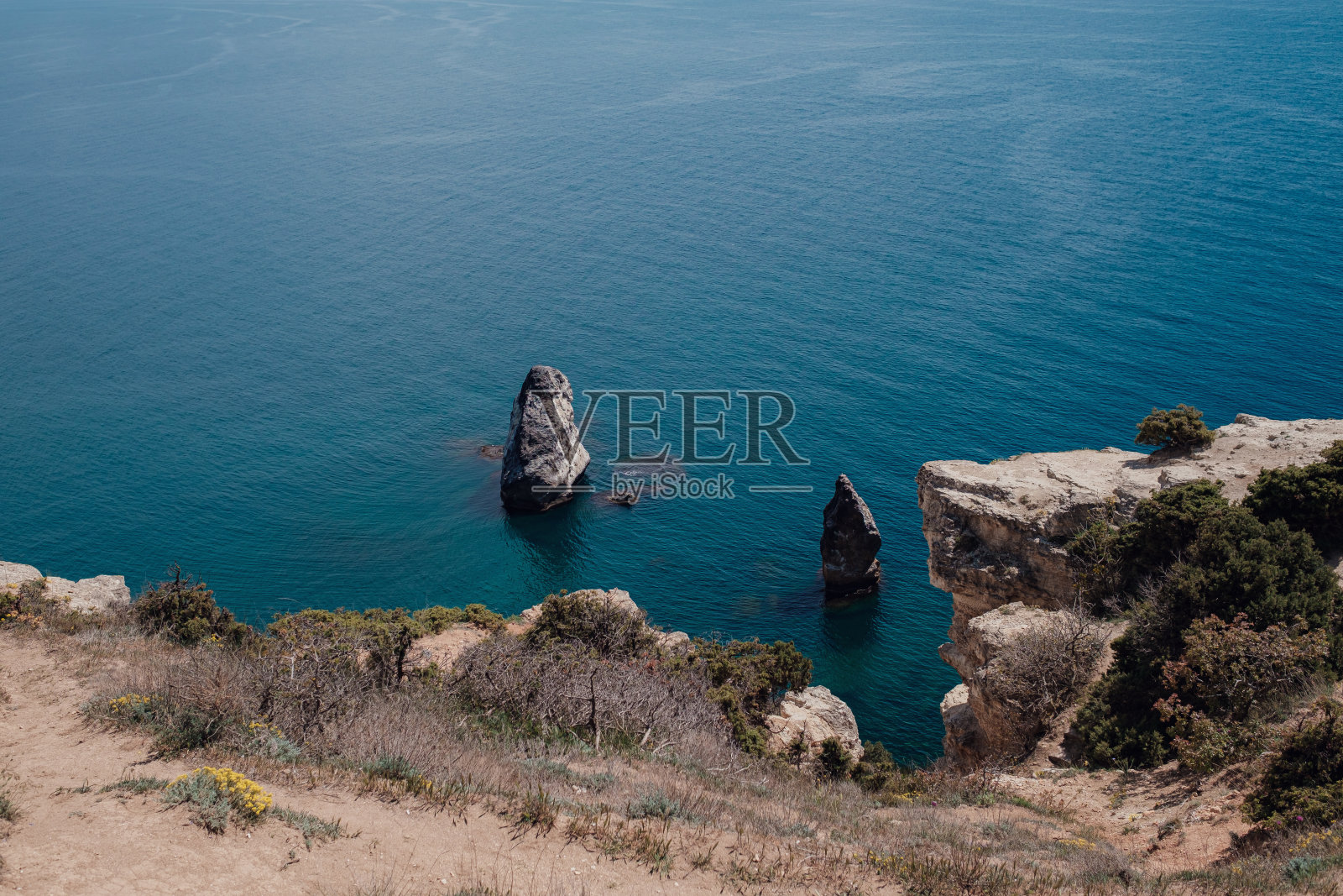 悬崖上碧海的美丽景色。照片摄影图片