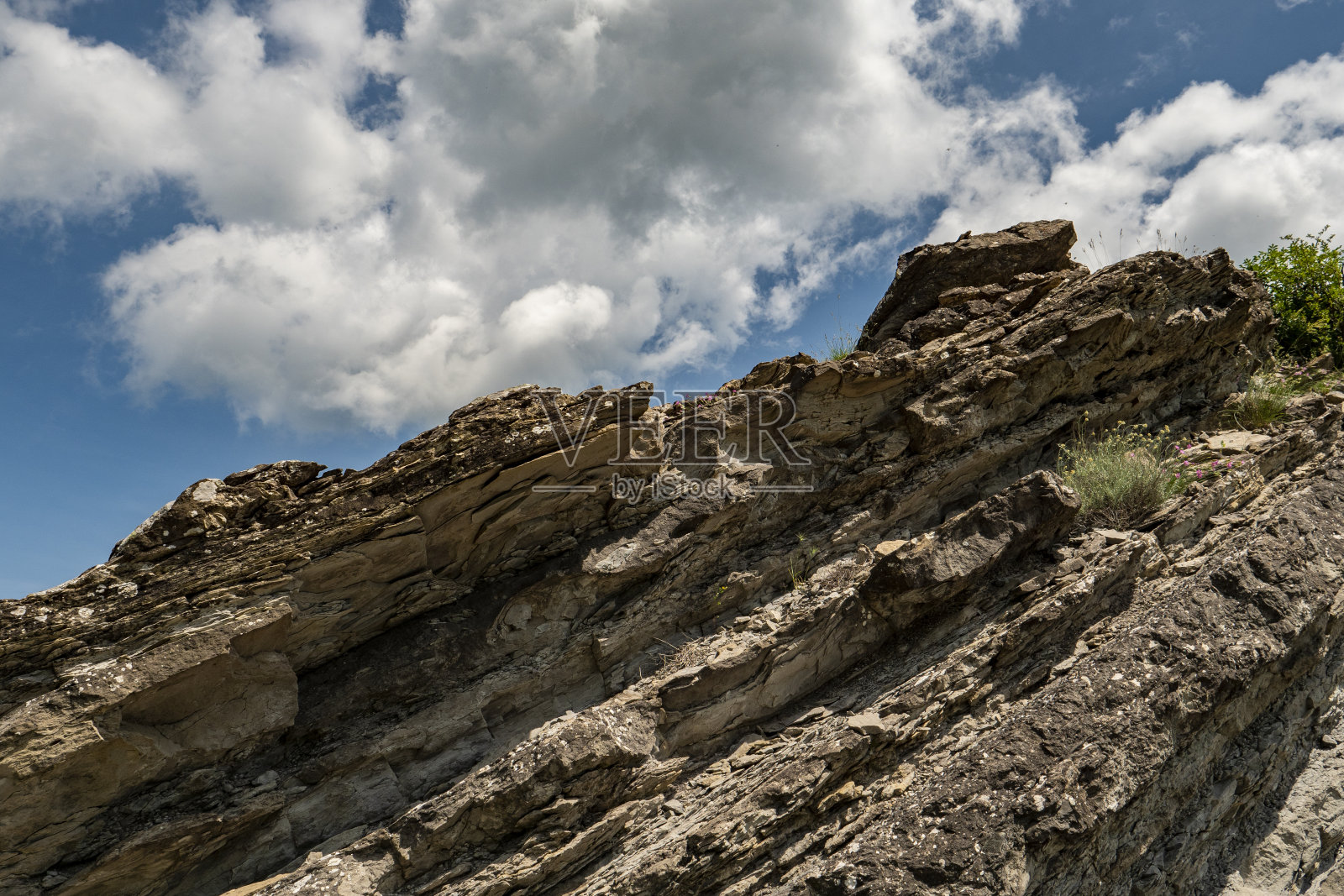 天空映衬着一块块岩石照片摄影图片