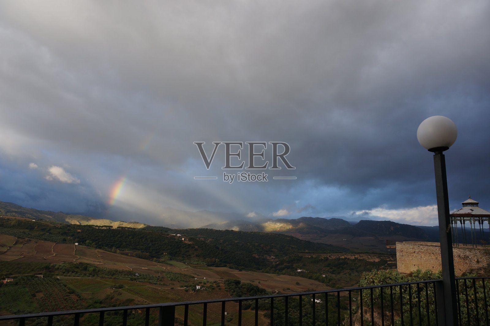 从朗达的帕拉多尔可以看到彩虹照片摄影图片