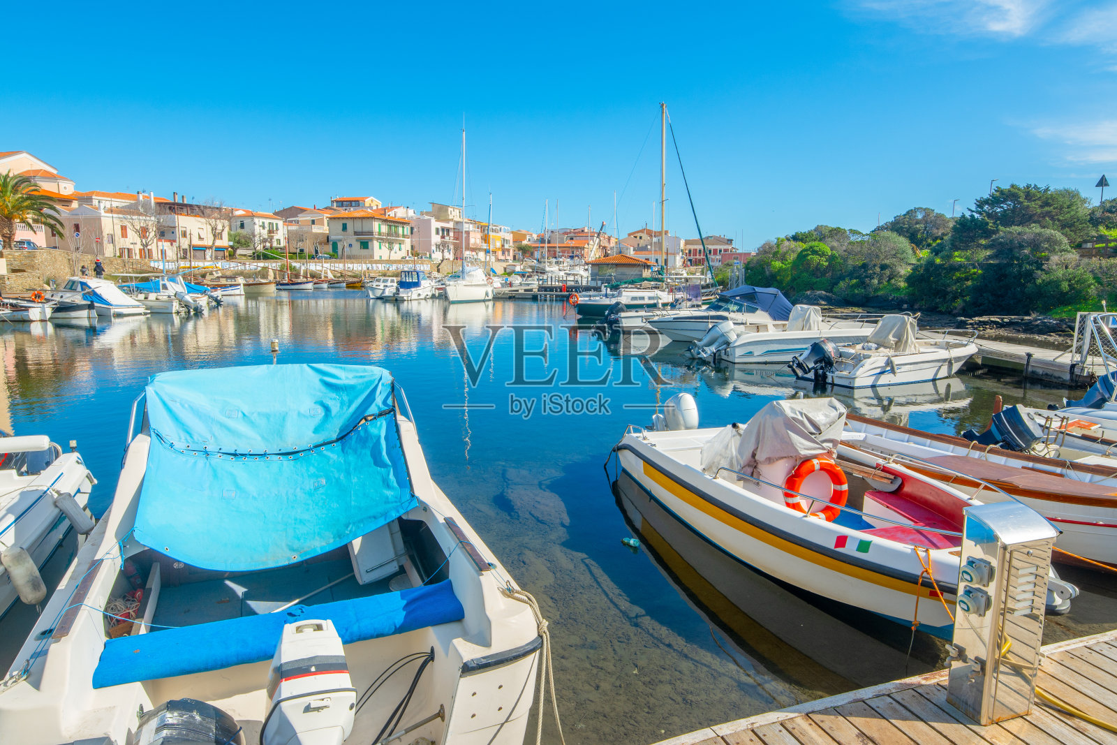 在一个阳光明媚的日子里，斯汀蒂诺港的船只照片摄影图片