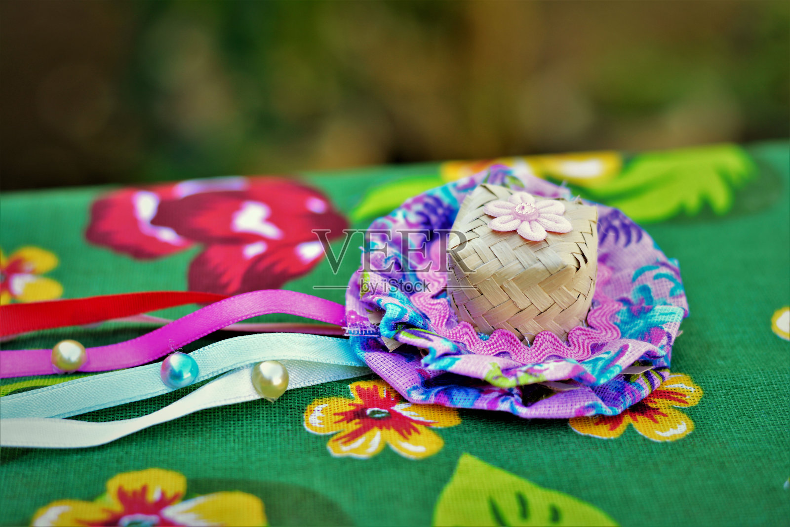 一顶带着五颜六色丝带的小草帽照片摄影图片