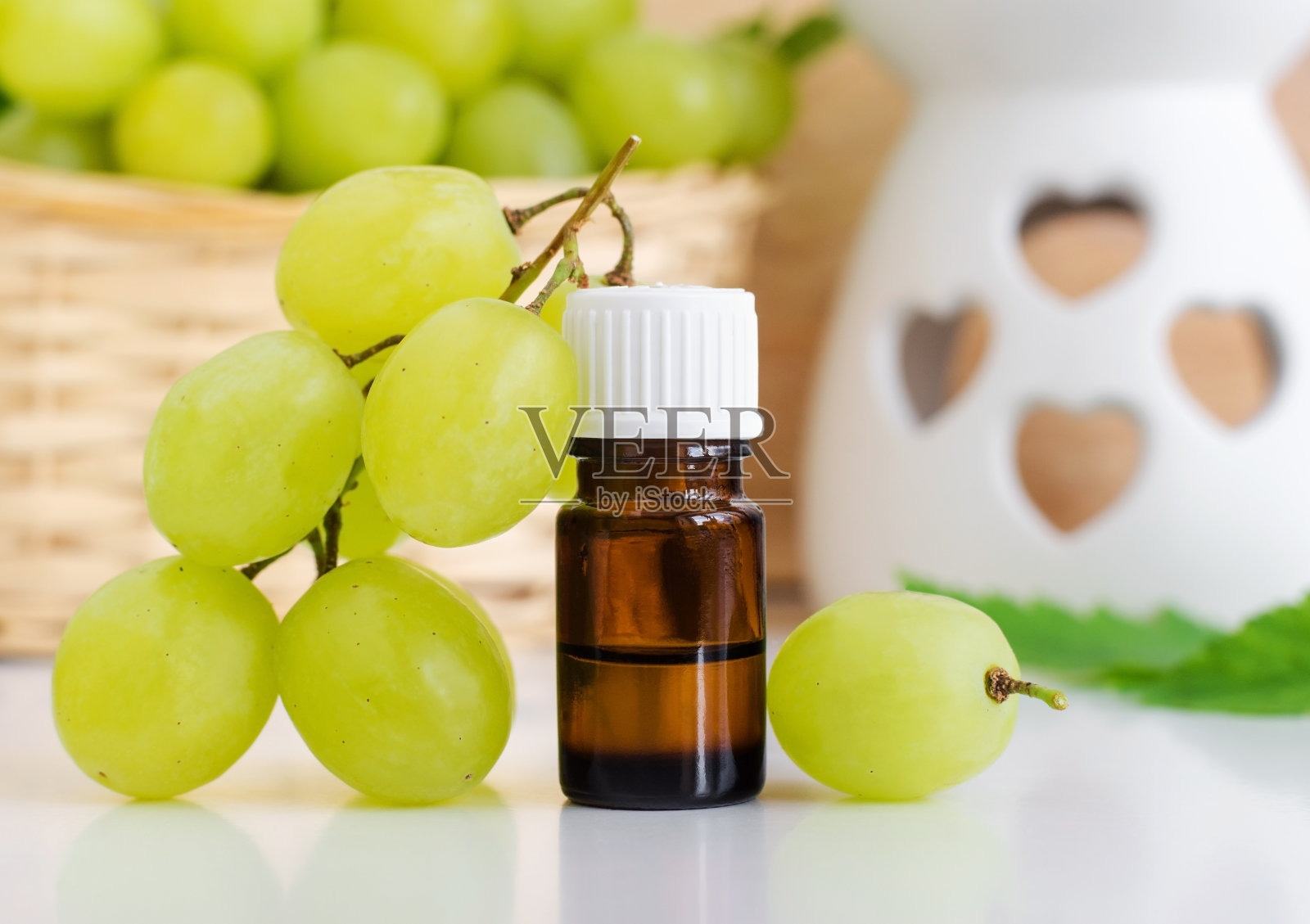 小瓶葡萄籽油。天然美容护理配方，自制护肤护发理念。副本的空间。照片摄影图片