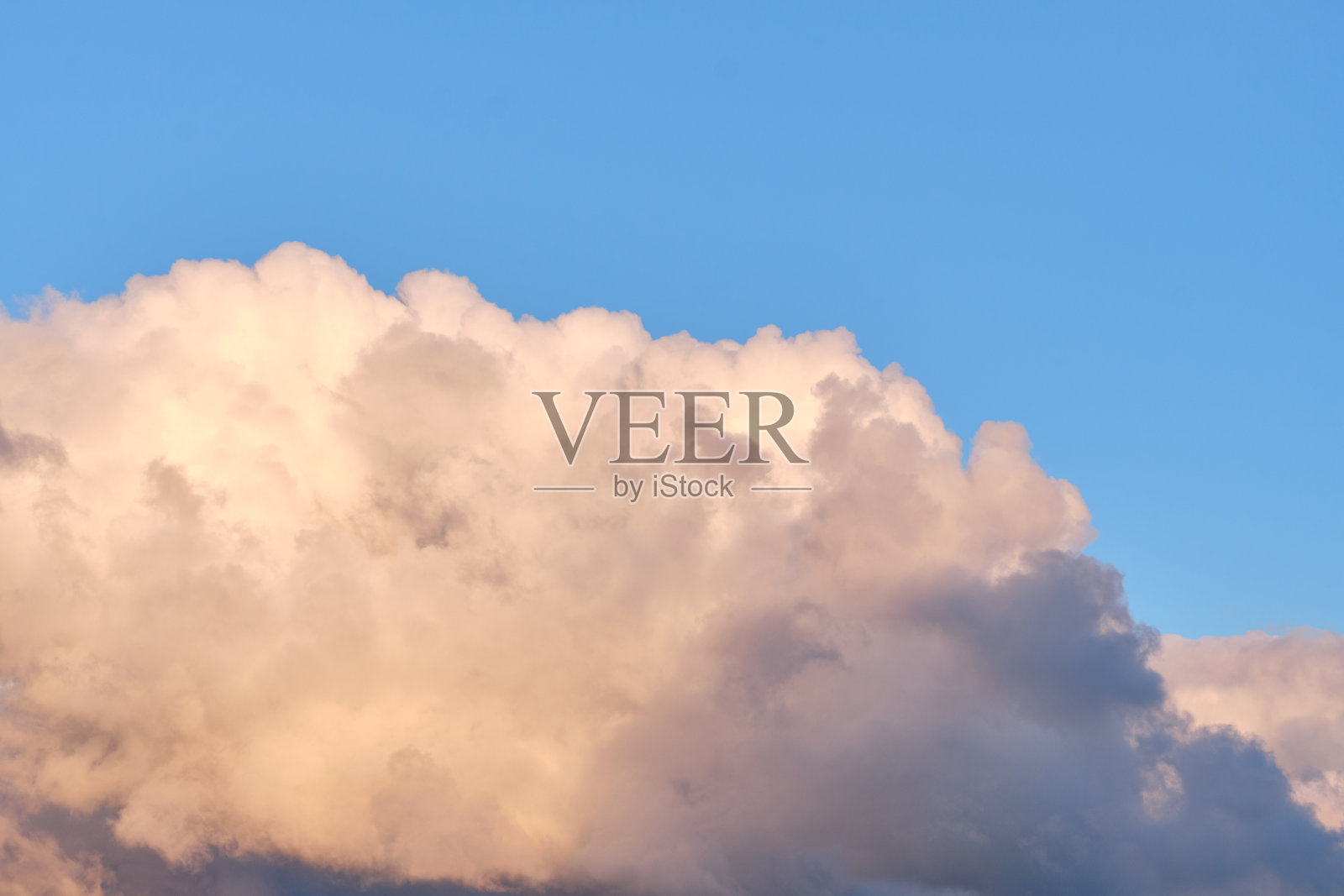 蓝色天空中日落时香草味的云朵。照片摄影图片