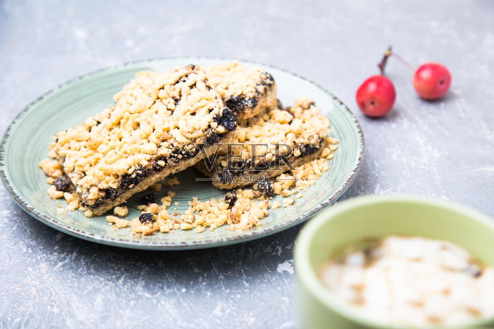 咖啡或巧克力附近的磨碎蛋糕，灰色背景上有棉花糖。特写镜头。照片摄影图片