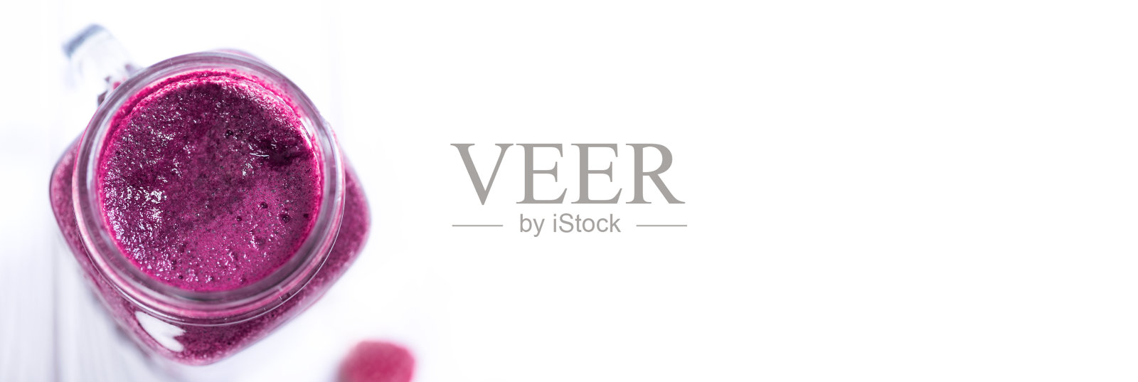 罐子里的粉色浆果奶昔，照片摄影图片