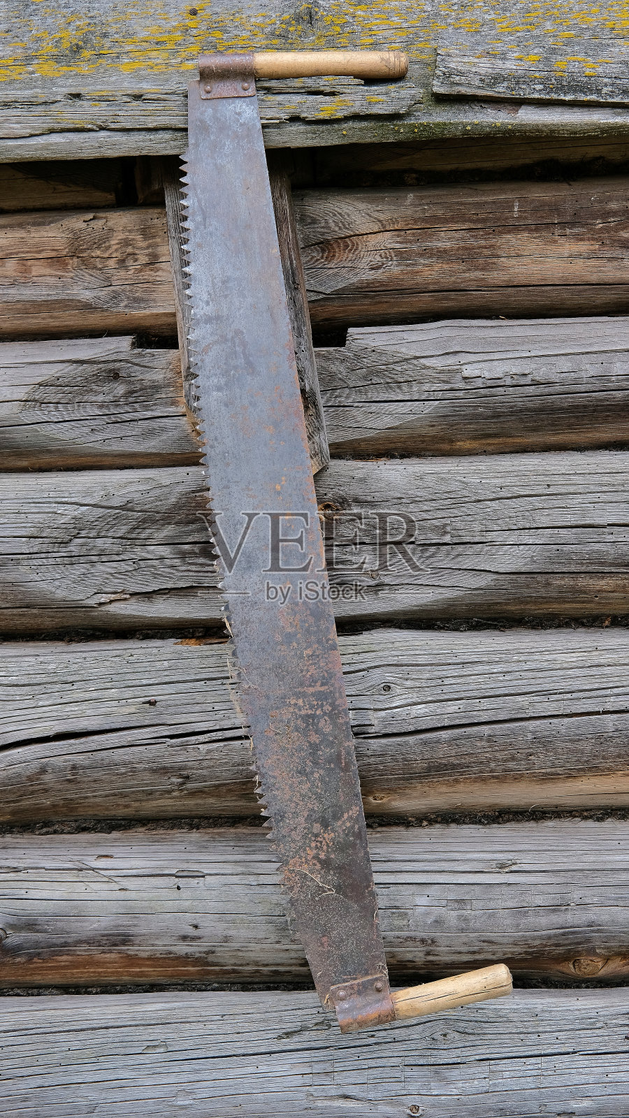 双手锯着木墙的背景照片摄影图片