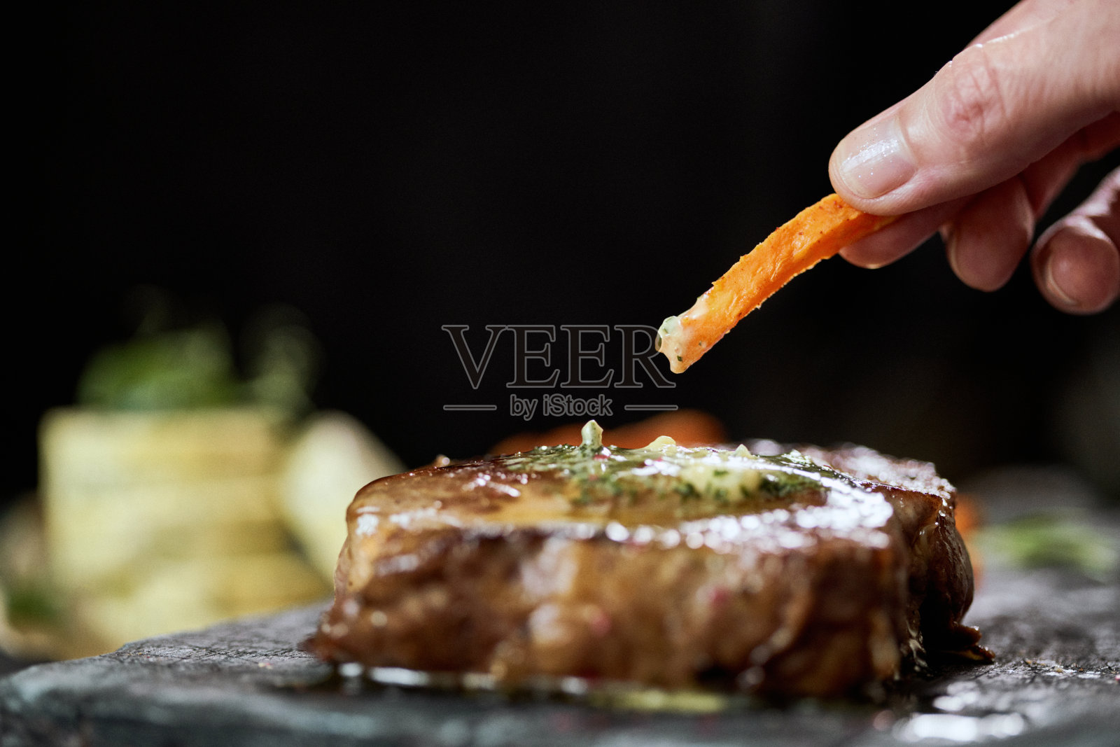 吃牛排和红薯照片摄影图片