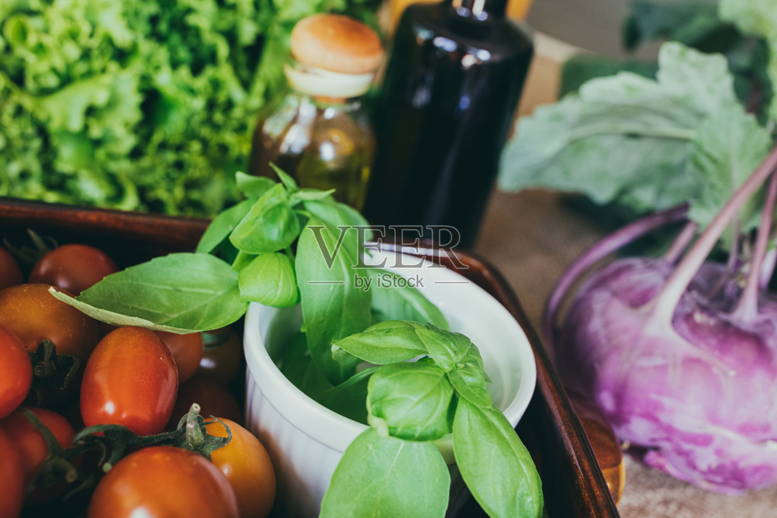 园艺和烹饪的结合乐趣与各种新鲜采摘的蔬菜，生长在一个可持续的家庭花园。照片摄影图片