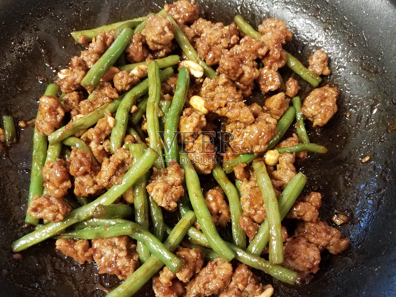 炒锅青豆花生猪肉照片摄影图片