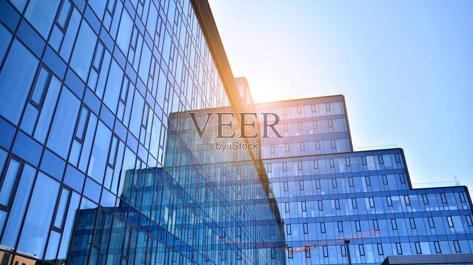 玻璃镜面办公建筑的立面纹理。立面的碎片。照片摄影图片