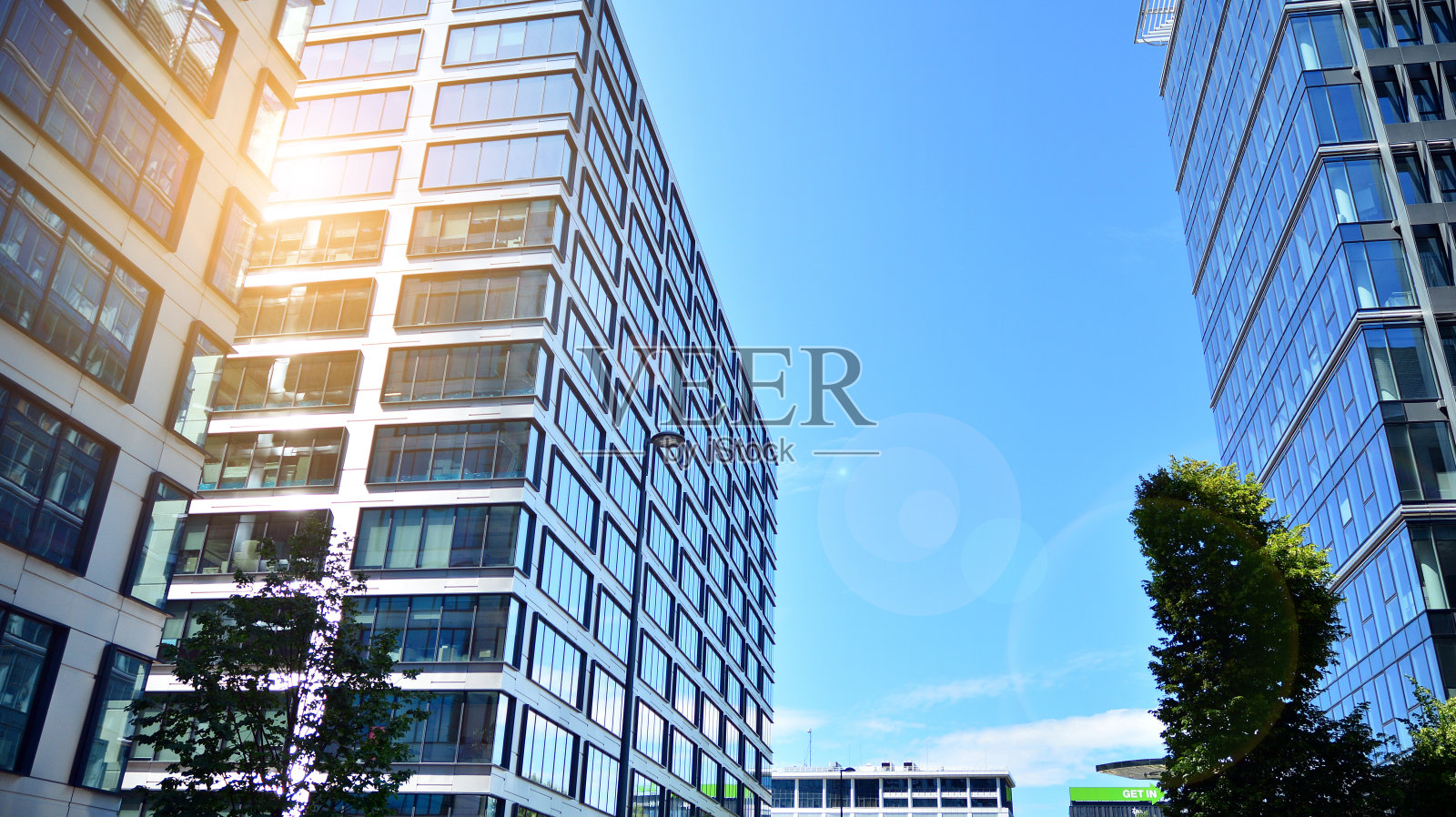 玻璃镜面办公建筑的立面纹理。立面的碎片。照片摄影图片