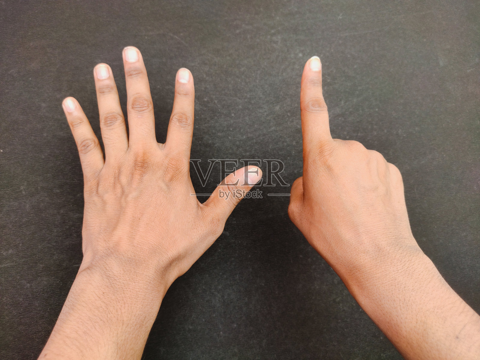 近距离手势六指数在黑色背景，教育理念照片摄影图片