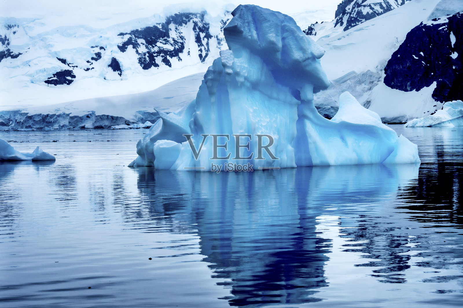 蓝色冰川冰山雪山天堂湾斯金托普湾南极洲照片摄影图片