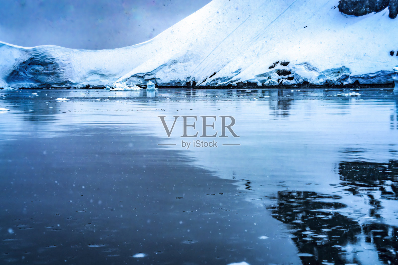 下雪的蓝色冰川雪山天堂湾斯金托普湾南极洲照片摄影图片