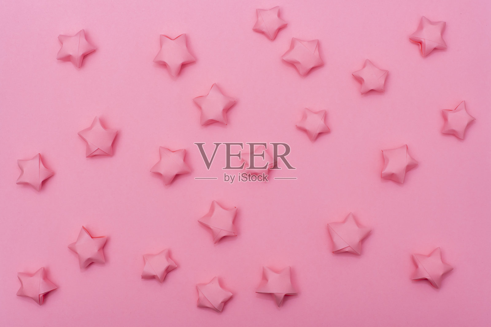 纯粉色背景与纸星星在儿童风格。剪贴簿的模板。照片摄影图片