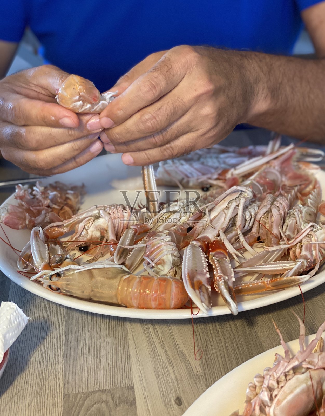 男子双手在家里清洗生虾的特写照片摄影图片
