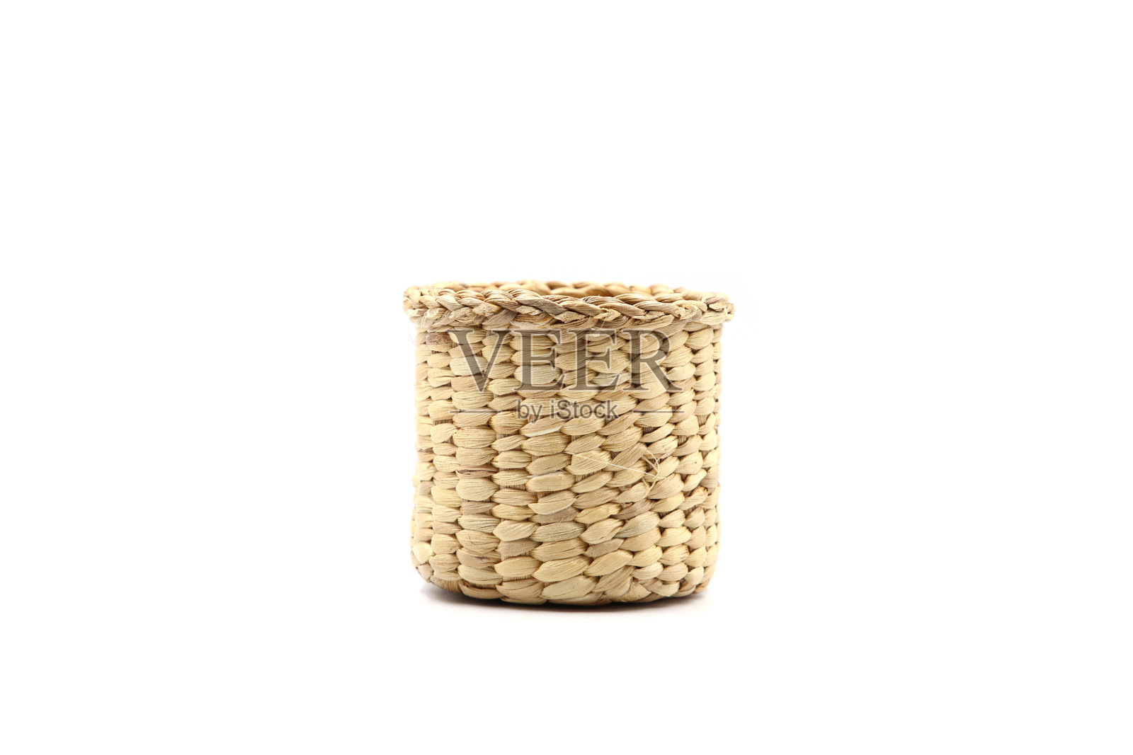 木制的柳条篮子孤立在白色的背景。照片摄影图片