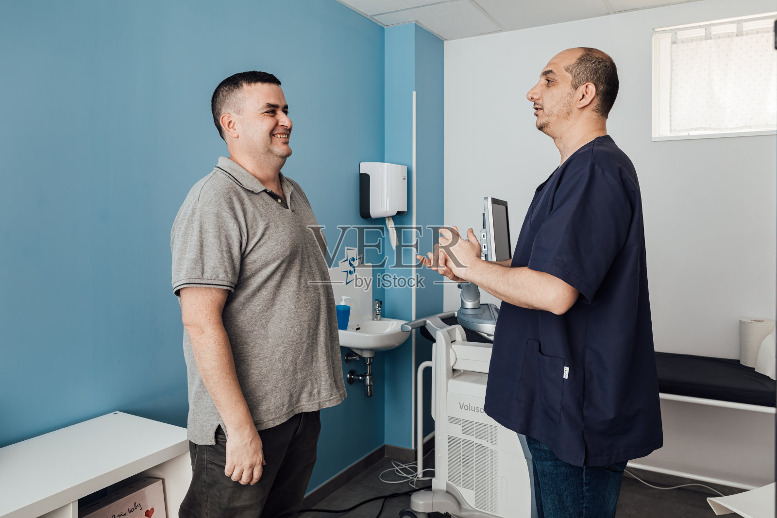 会诊时医患谈笑风生照片摄影图片