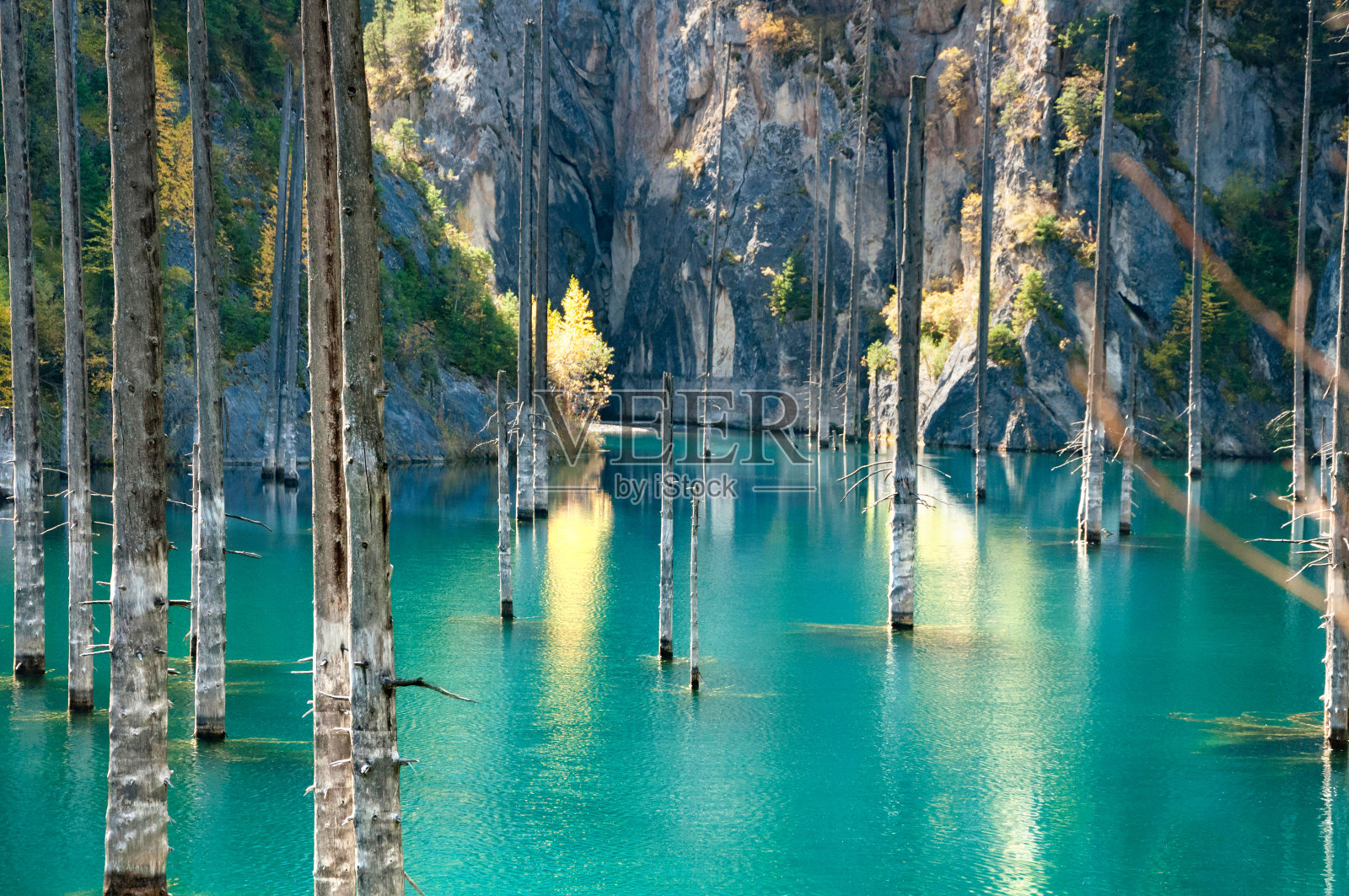 在哈萨克斯坦阿拉木图坎迪湖探险旅行照片摄影图片