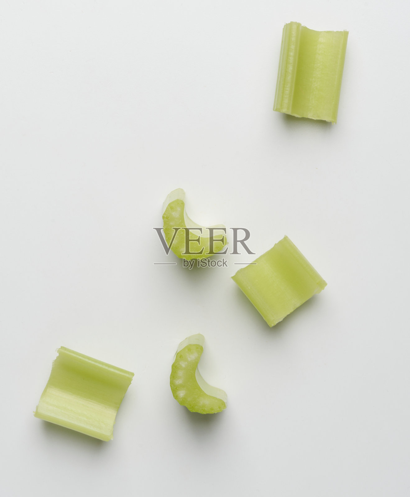 白色背景上一堆切碎的芹菜照片摄影图片