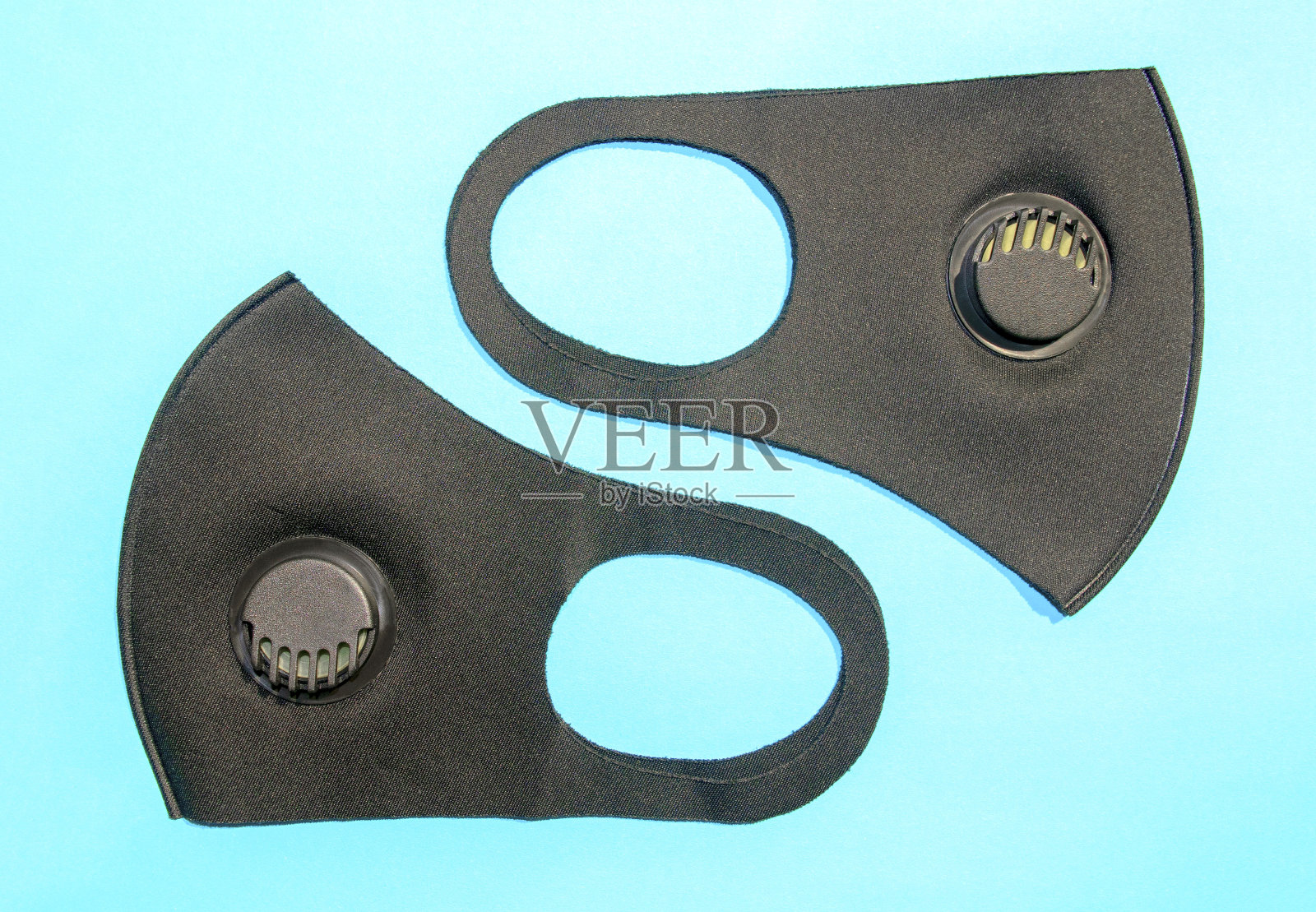 蓝色背景上的两个可水洗可重复使用的黑色口罩俯视图照片摄影图片