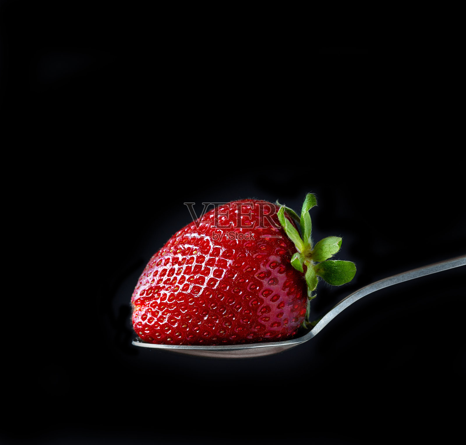 新鲜成熟的草莓放在银匙里照片摄影图片