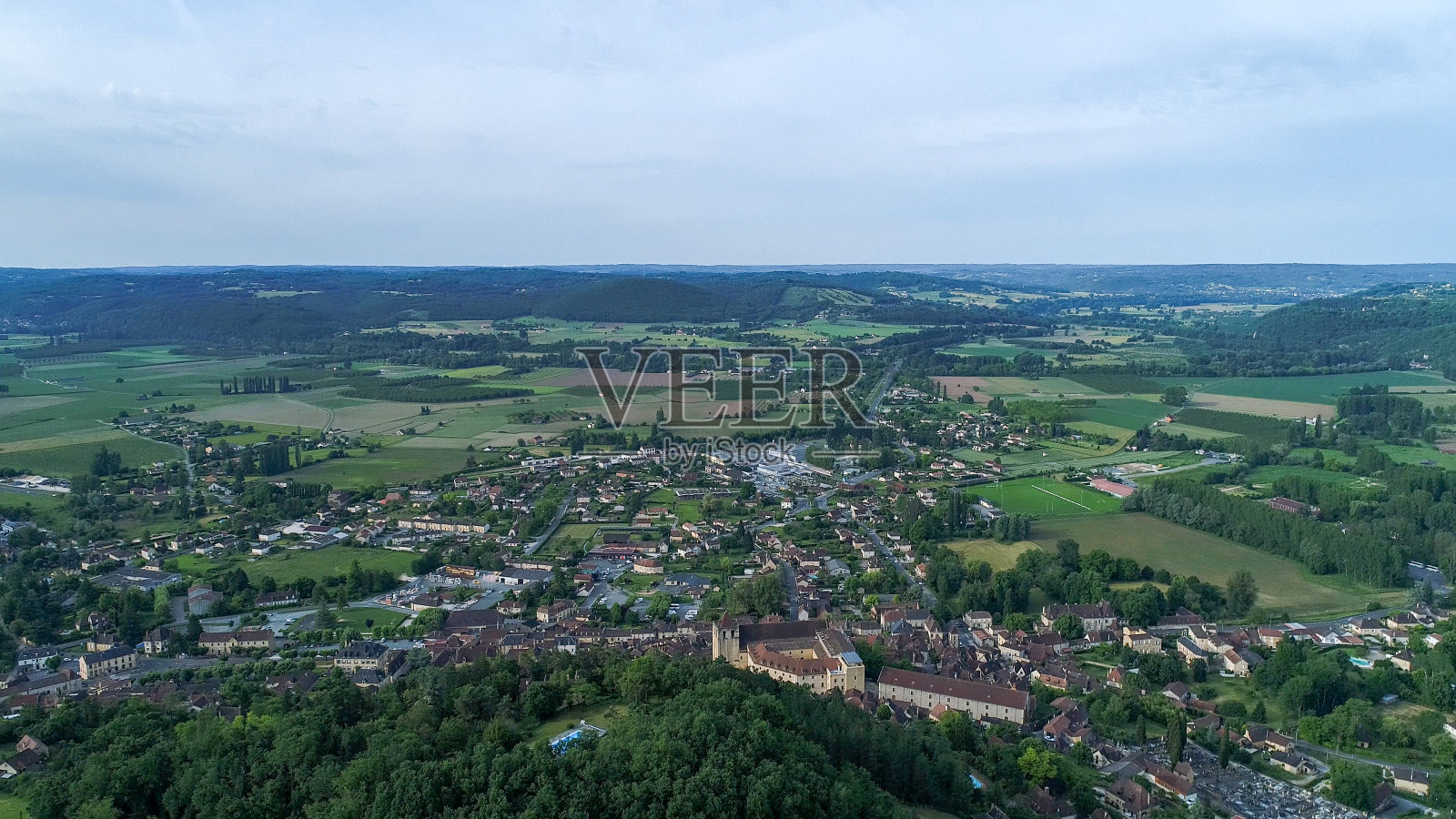 从空中俯瞰法国Périgord的saint -塞浦路斯人村照片摄影图片