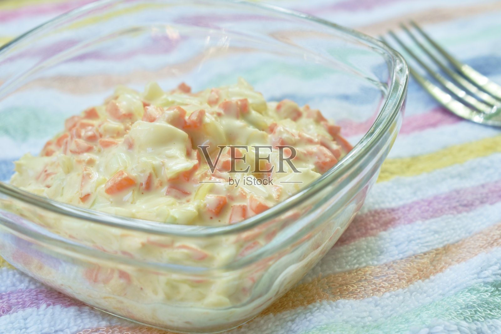 凉拌卷心菜，胡萝卜，蛋黄酱，银叉子放在玻璃碗里照片摄影图片
