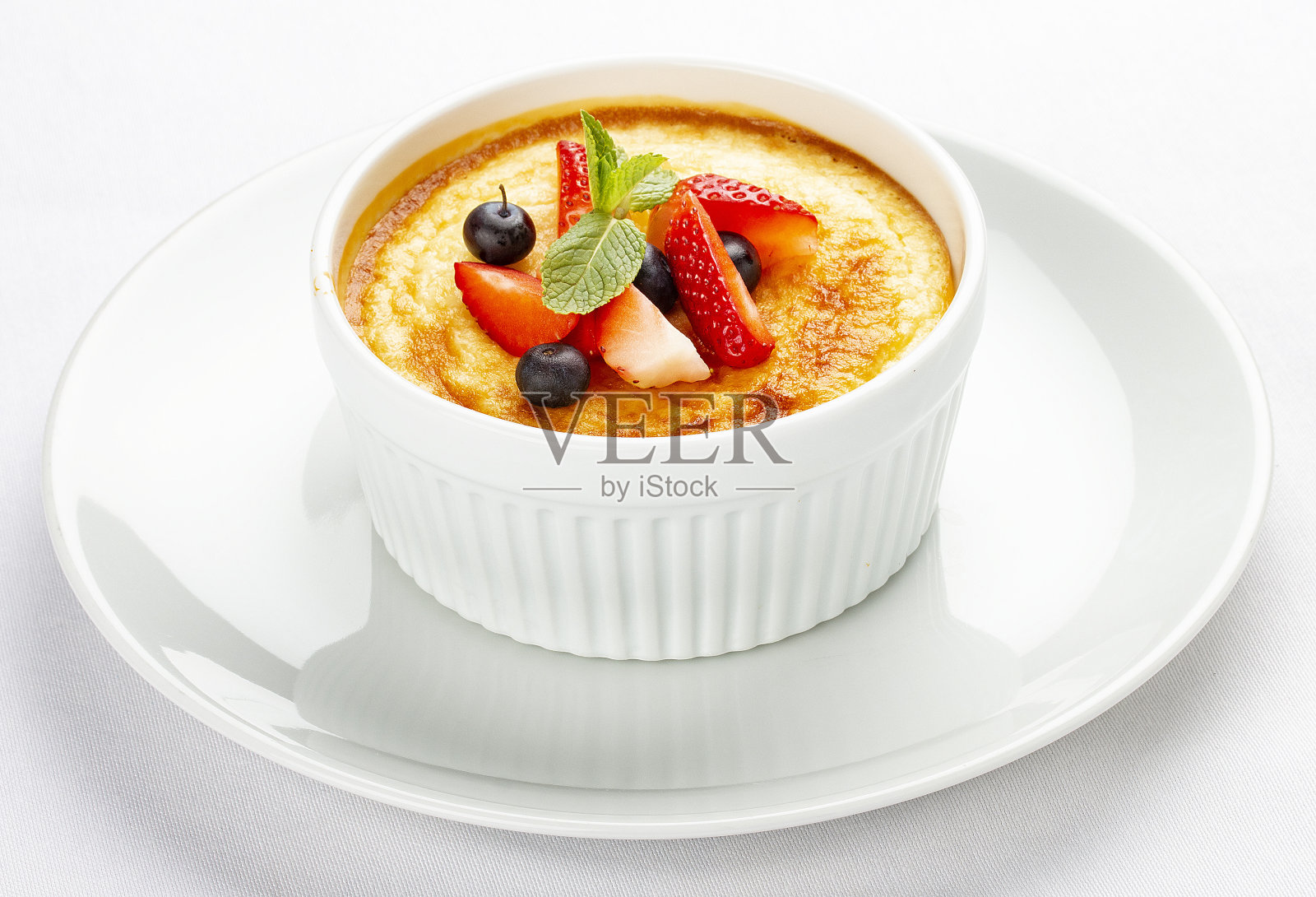 白背景草莓烤白干酪甜点照片摄影图片