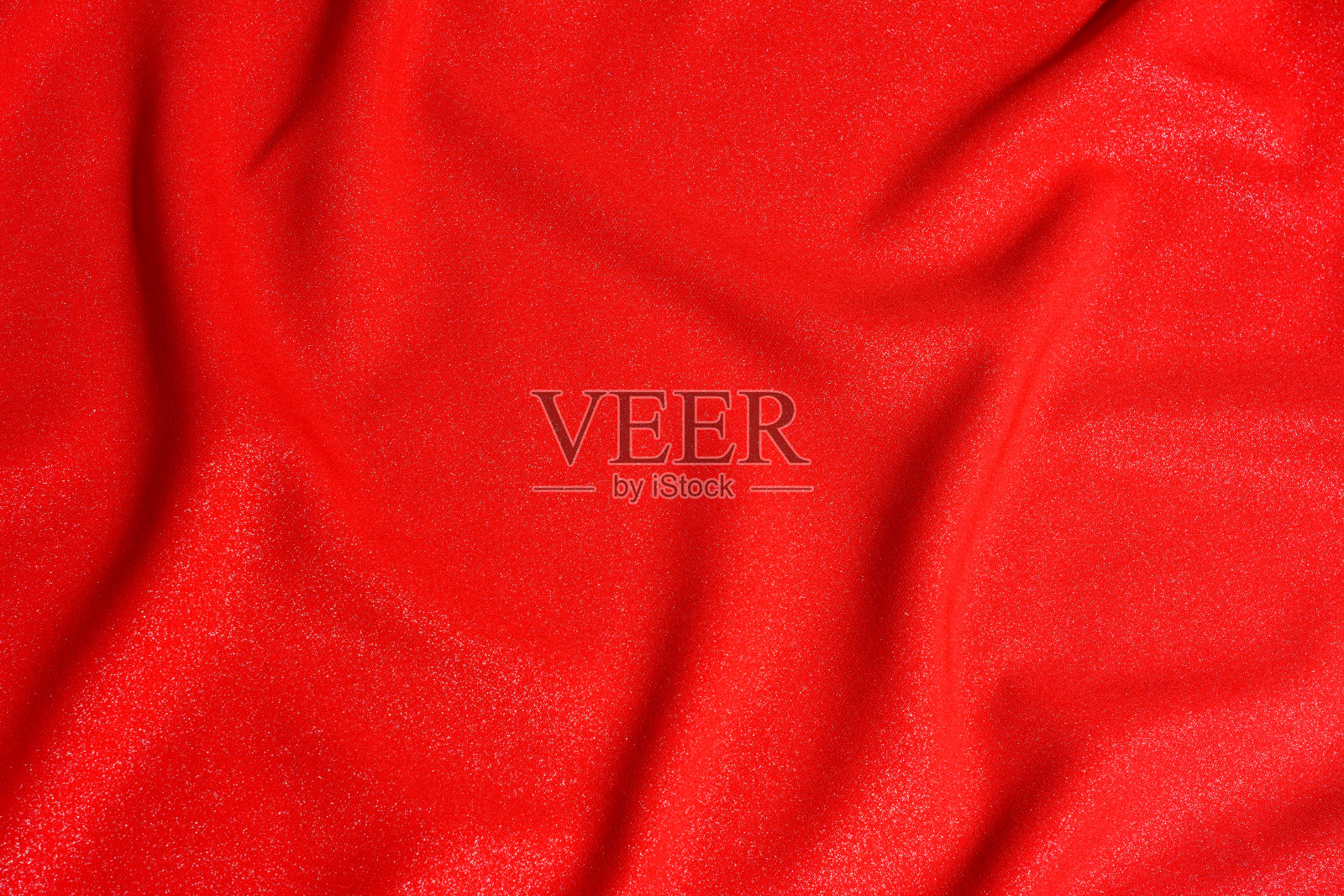 豪华红色丝织物的质感。在设计工作中，在一个彩色的背景上布置国旗以供培训。照片摄影图片