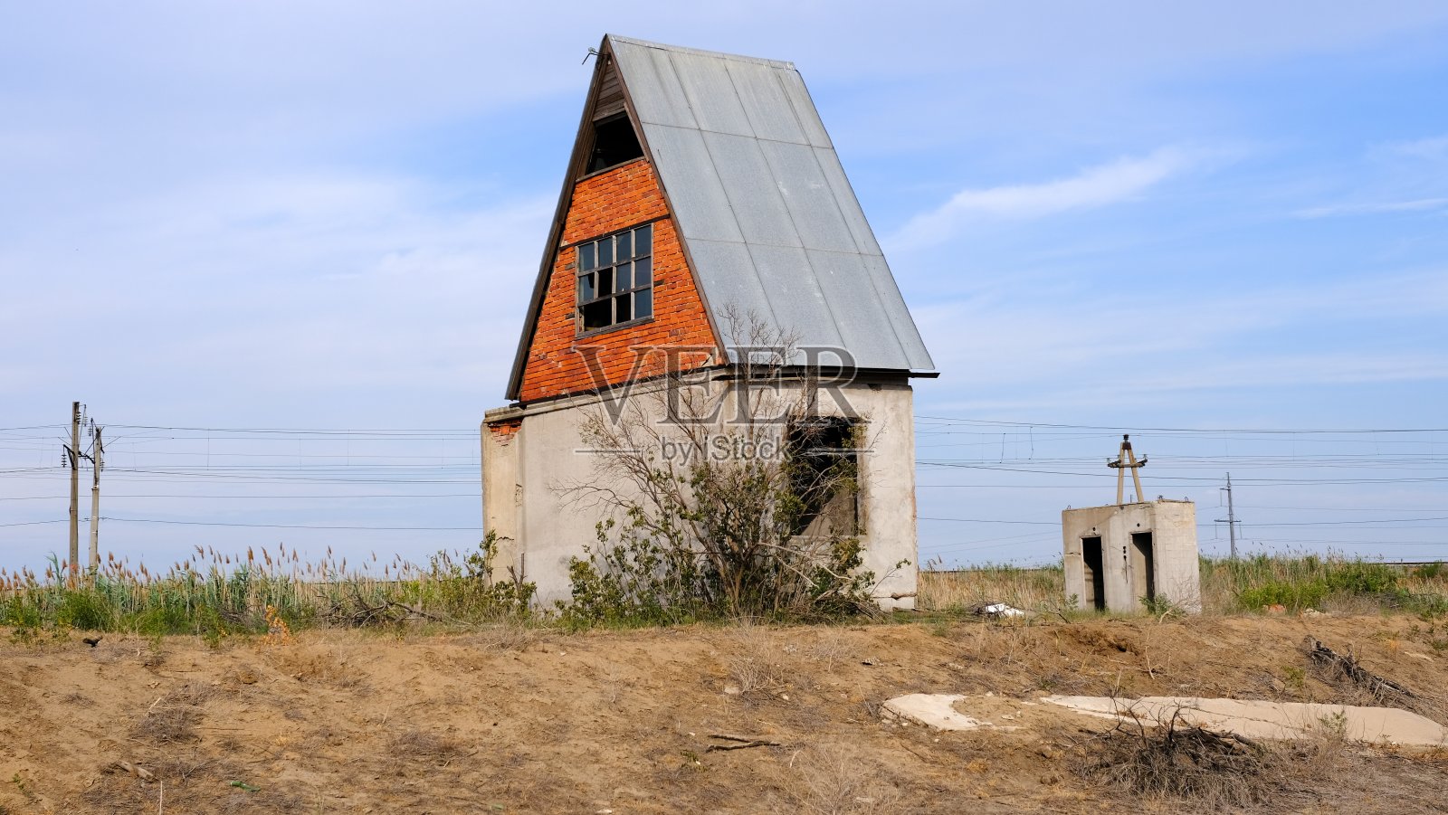 私人土地上的废弃房屋照片摄影图片