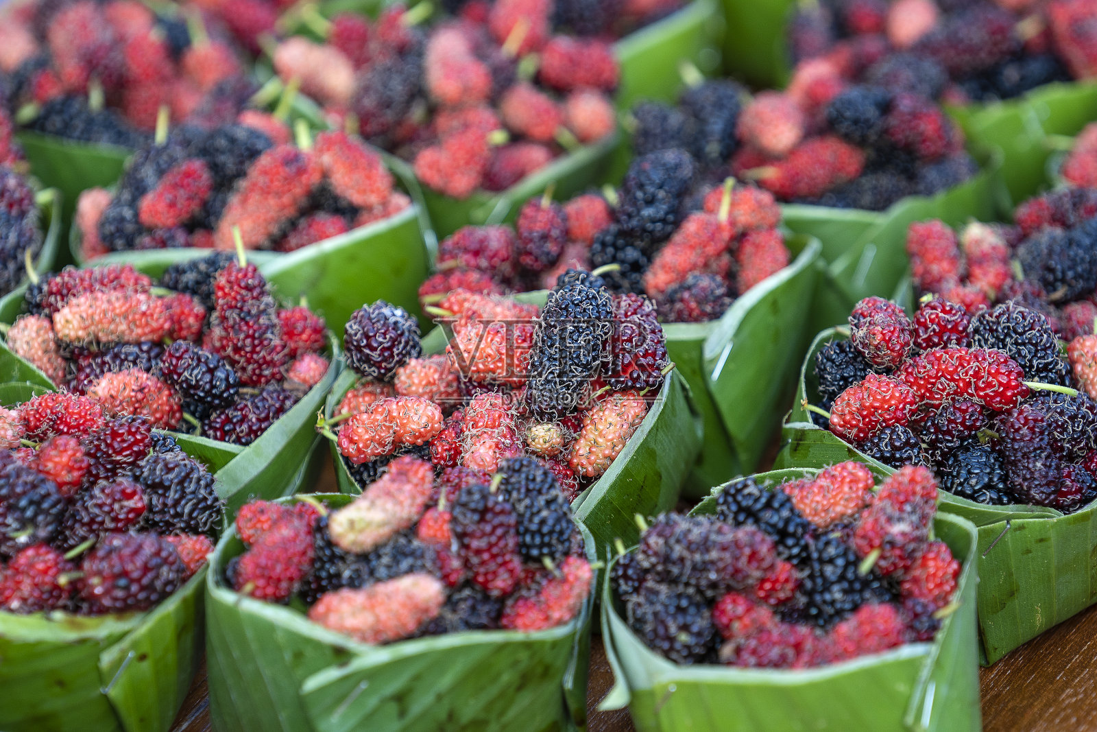 泰国当地街头市场出售生桑椹。热带水果,特写照片摄影图片