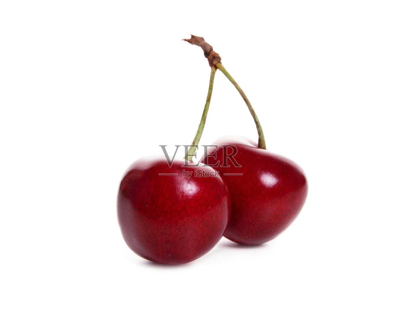 在白色背景上分离出叶子的新鲜樱桃照片摄影图片